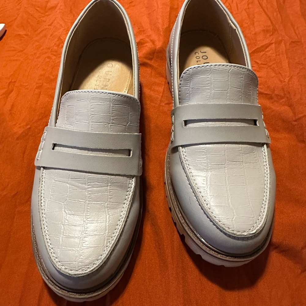 Gray Journee lugs. 7